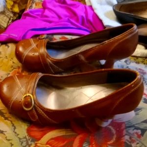 Size 6 women's low heel Mudd high heel